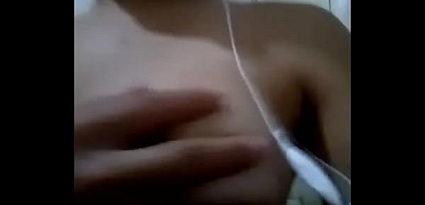 Video 01 - Novinha gostosa peituda de Mato Grosso na siririca no banheiro
